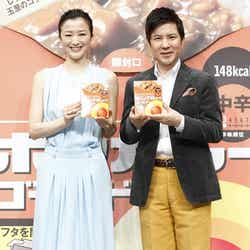 「ボンカレーゴールド」新商品・新CM発表会に出席した(左から)鈴木京香、関根勤