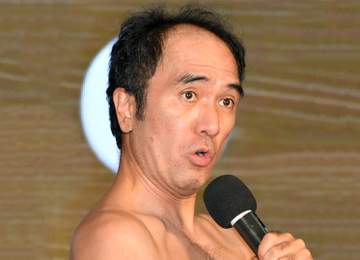 なんで今w 金ピカ全身タイツでのW杯観戦で話題の人気芸人 日本代表に珍エール「大事なエチケット笑」「鼻の通りと同じくスッキリと参りましょう！」