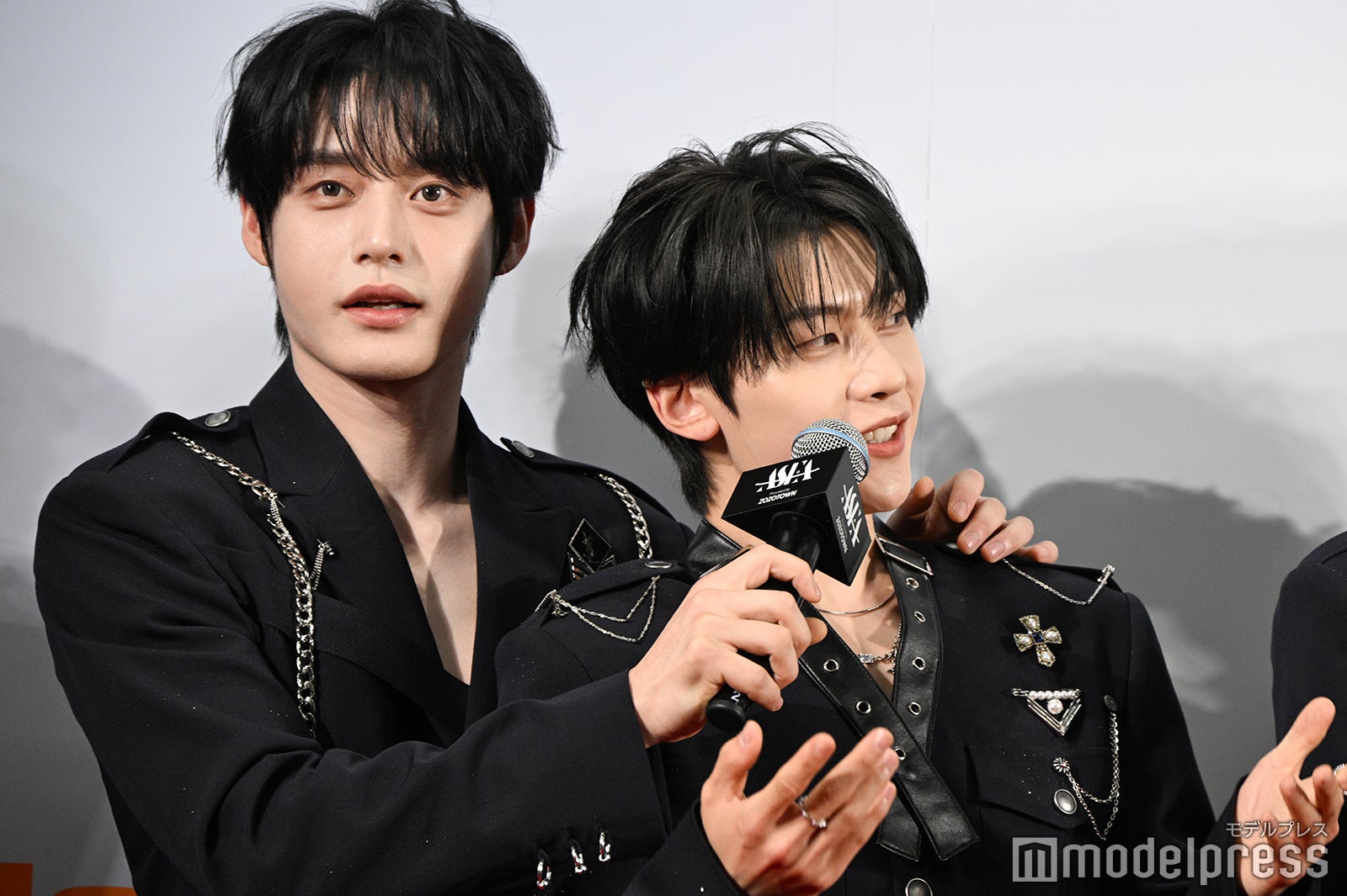 ソク・マシューのマイクサポートをするキム・ジウン（C）モデルプレス