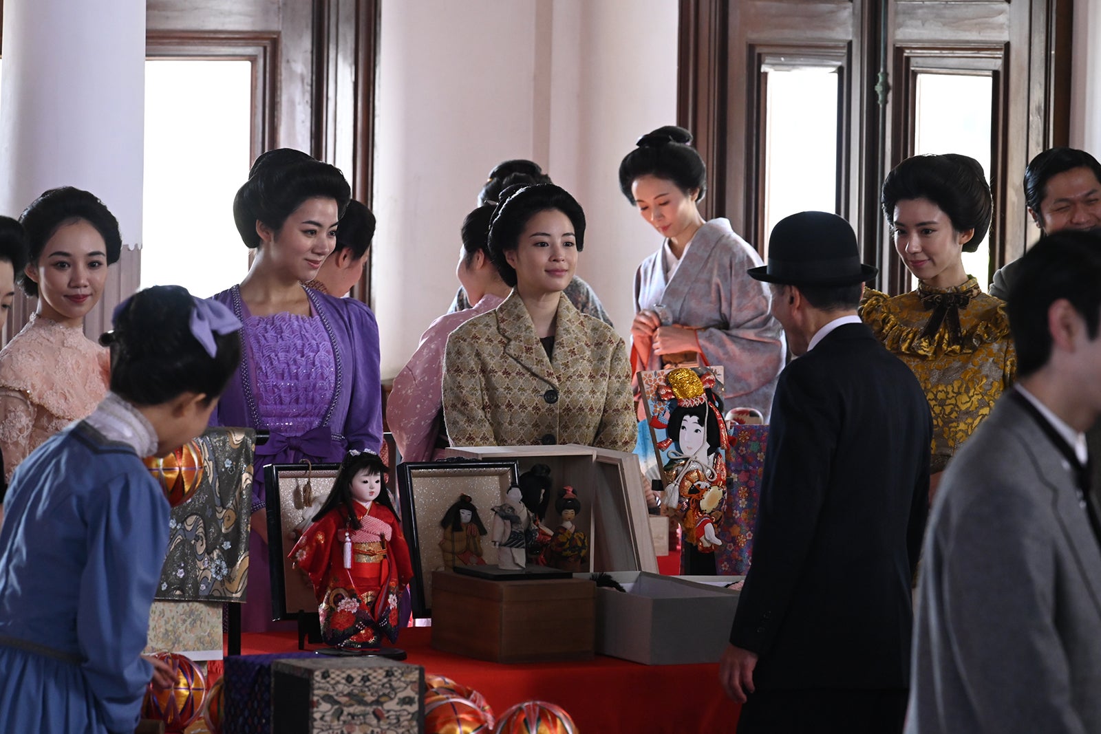 （中央）池田エライザ、広瀬すず （C）テレビ朝日