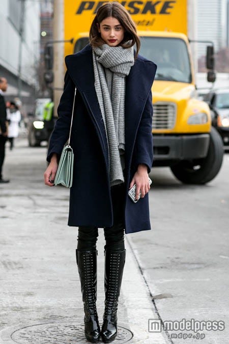 編み上げのロングブーツでコーデにインパクトをプラス。iMAXTREE/Zeta Image