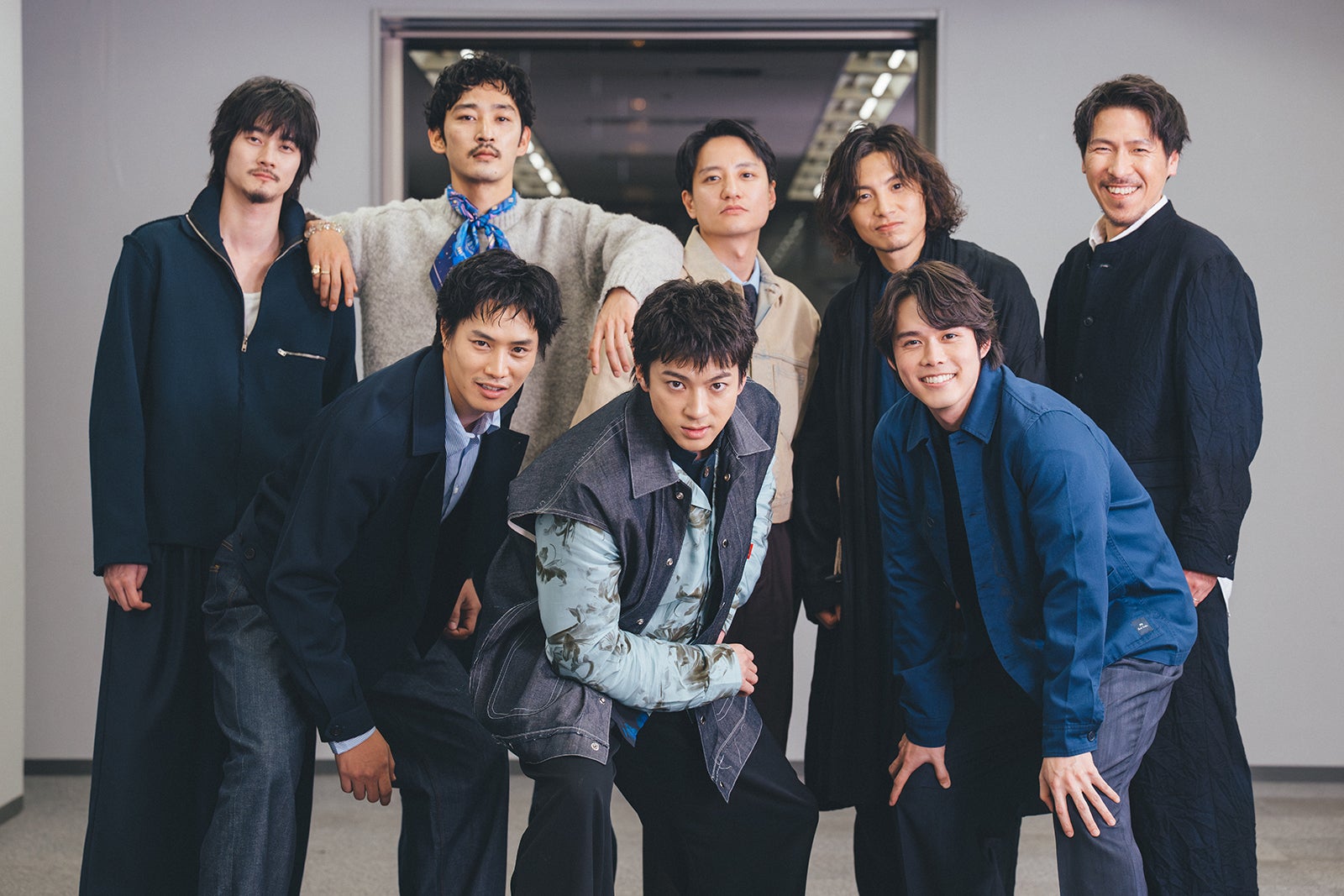 （後列左から）栁俊太郎、上杉柊平、藤原季節、宮崎秋人、岩永ひひお（前列左から）鈴木伸之、山田裕貴、細田佳央太（C）THE SEVEN／撮影：ENO／＜上杉衣装＞ニット ¥59,400（PHIGVEL）、パンツ ¥36,300（NOAH）、シューズ ¥172,700（Alden）、スカーフ ¥19,800（MALFROY MILLION）［問い合わせ先］・PROD tokyo（PHIGVEL）03-6427-8345・NOAH CLUBHOUSE（NOAH）03-5413-5030・ラコタ（Alden）03-3545-3322・H.P.FRANCE （MALFROY MILLION）www.hpfrance.com