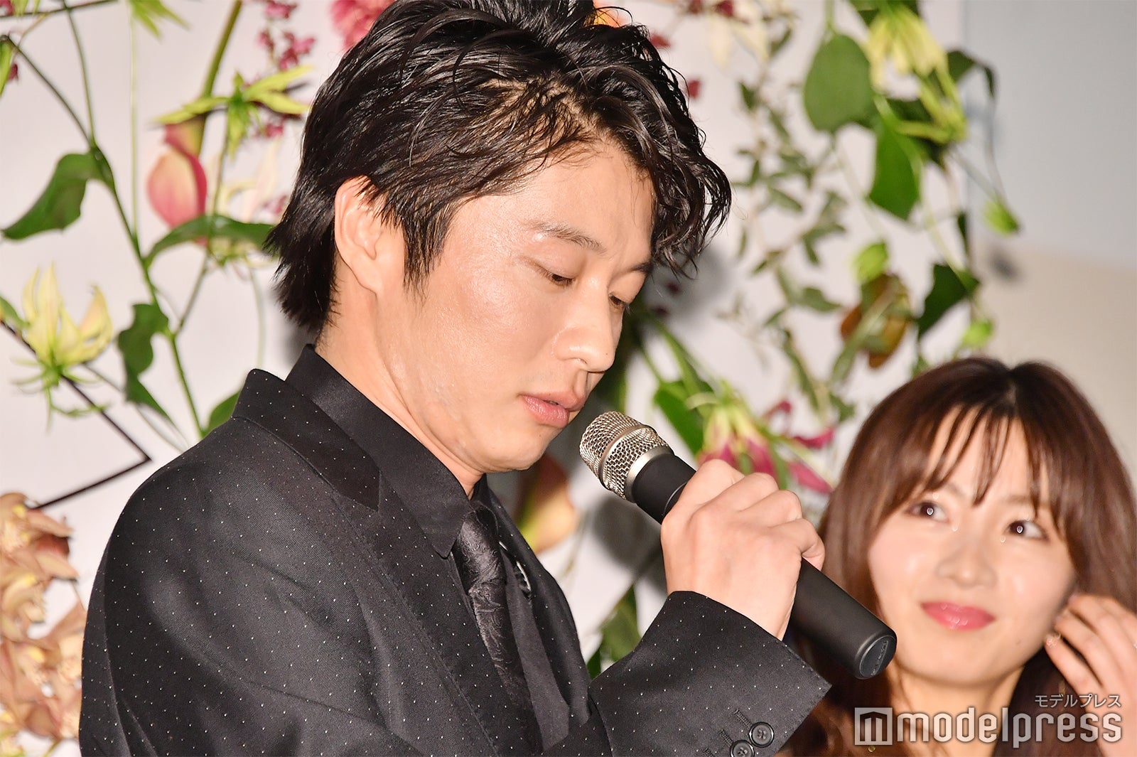 マイクが入らなくなってしまって戸惑う田中圭 （C）モデルプレス