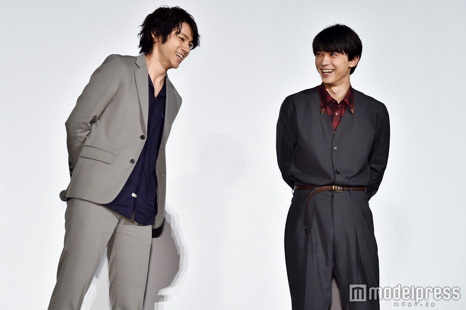 現場で相性抜群だったという山田裕貴と吉沢亮、トーク中も目を見合わせて笑う場面が多数 （C）モデルプレス