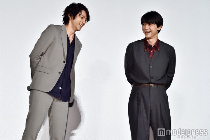 現場で相性抜群だったという山田裕貴と吉沢亮、トーク中も目を見合わせて笑う場面が多数 (C)モデルプレス