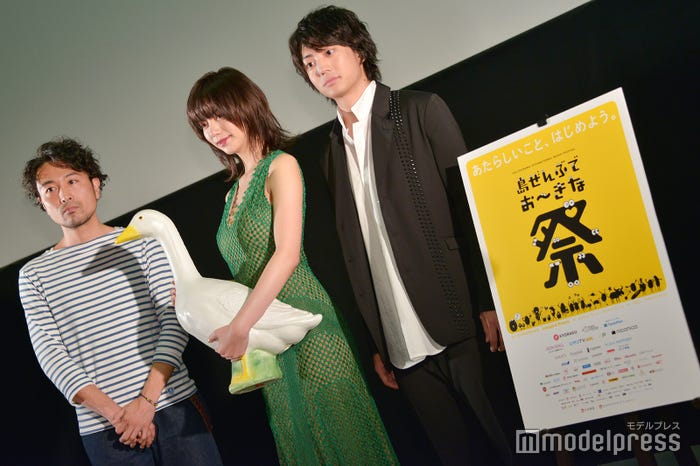 「島ぜんぶでおーきな祭 第10回沖縄国際映画祭」舞台挨拶の模様(左から)片桐健滋監督、池田エライザ、健太郎 (C)モデルプレス