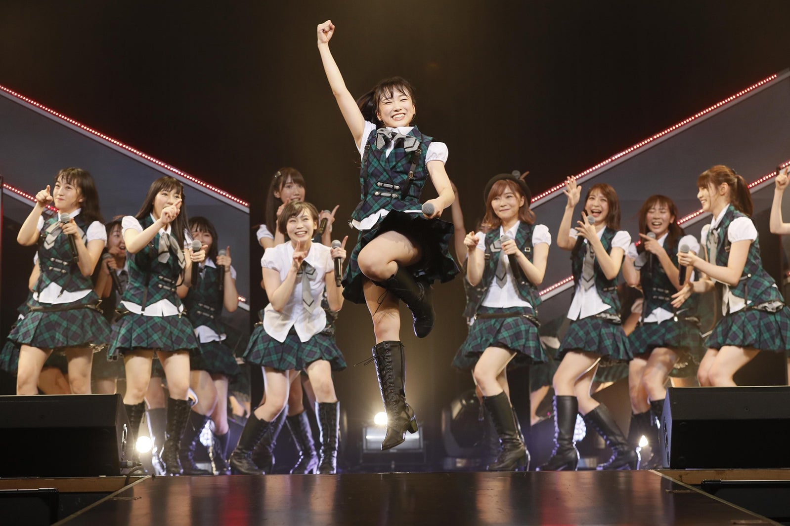 『ウッホウッホホ』より矢吹奈子／「RESET」公演の様子（C）AKS