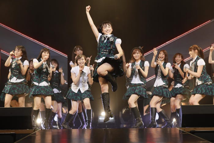 『ウッホウッホホ』より矢吹奈子/「RESET」公演の様子(C)AKS