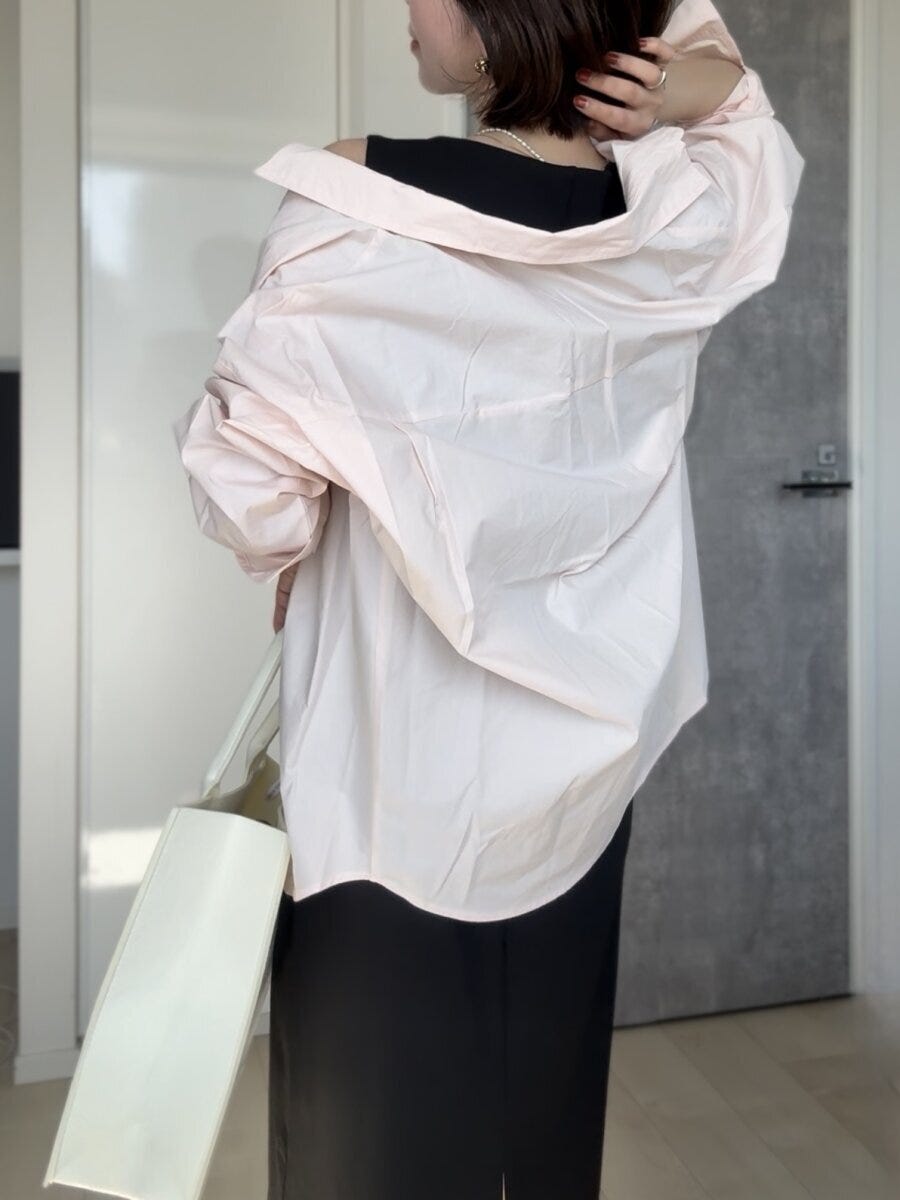 ユニクロクレープジャージーワンピースノースリーブとシャツコーデ