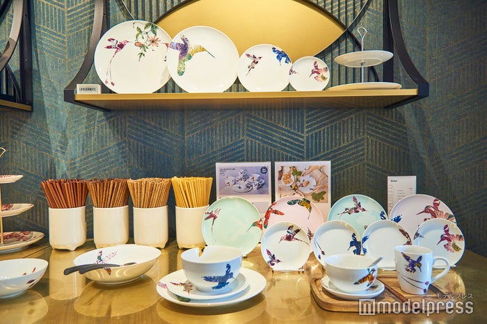 中国の伝統的なモチーフである“花鳥”からインスピレーションを得てデザインされた新シリーズ。<br>
シンプルかつ華やかなデザインで、どんな料理をも引き立ててくれそう(C)モデルプレス