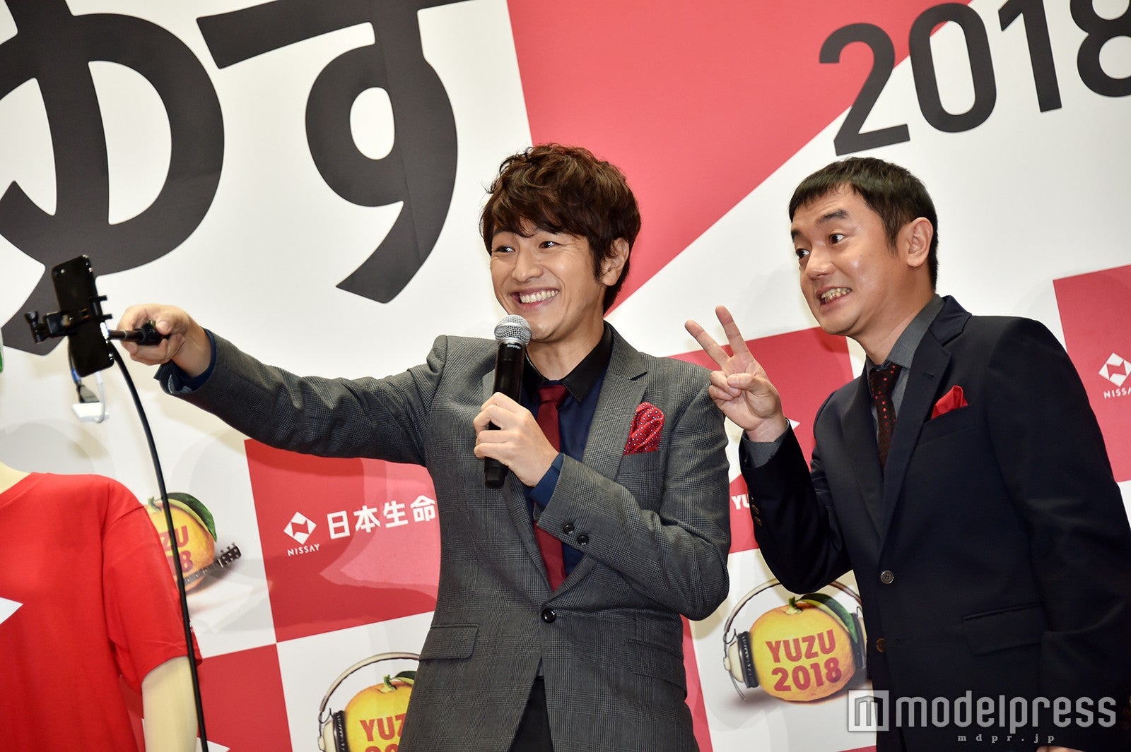 撮影に少々手こずる2人「40歳2人で何をやってるんだろう」（北川）、「慣れてないもんでね」（岩沢） （C）モデルプレス