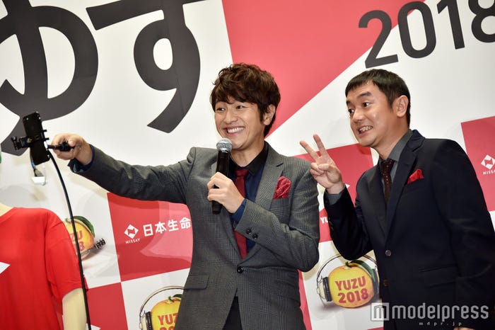 撮影に少々手こずる2人「40歳2人で何をやってるんだろう」(北川)、「慣れてないもんでね」(岩沢) (C)モデルプレス