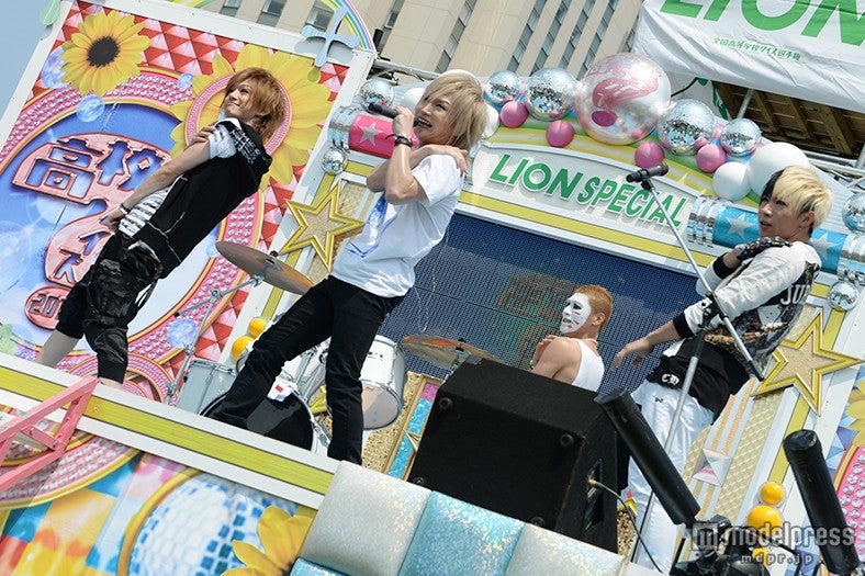 ゴールデンボンバー、炎天下でも全力パフォーマンス 灼熱ライブに高校生熱狂