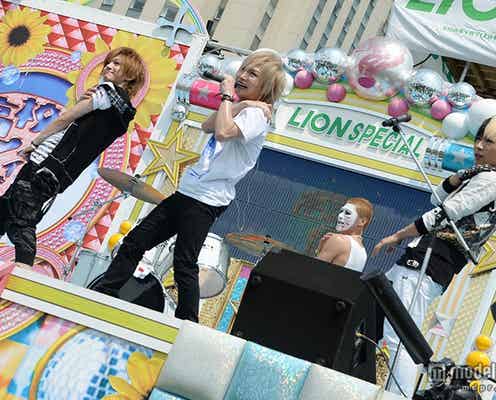 ゴールデンボンバー、炎天下でも全力パフォーマンス 灼熱ライブに高校生熱狂
