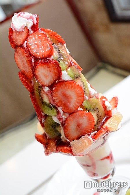 山盛りのアイスクリームにスライスしたイチゴ、グレープフルーツ、キウイをトッピング （C）モデルプレス