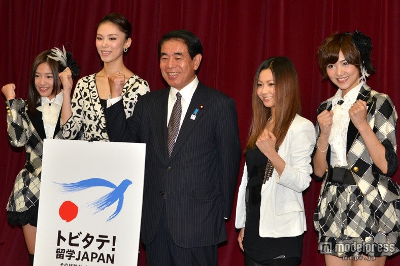 （左より）仲川遥香、森理世、下村博文文部科学大臣、倉木麻衣、宮澤佐江