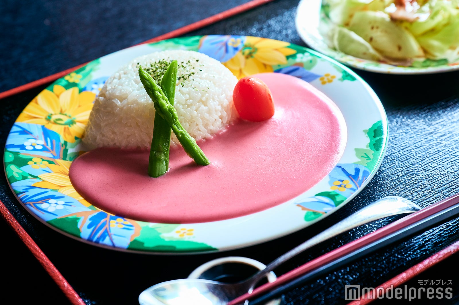 華貴婦人のピンク華麗（カレー）サラダ・スープ付で1,540円（税込）（C）モデルプレス