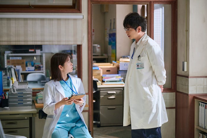 小芝風花、松本潤「19番目のカルテ」第5話(C)TBSスパークル/TBS(撮影:加藤春日)