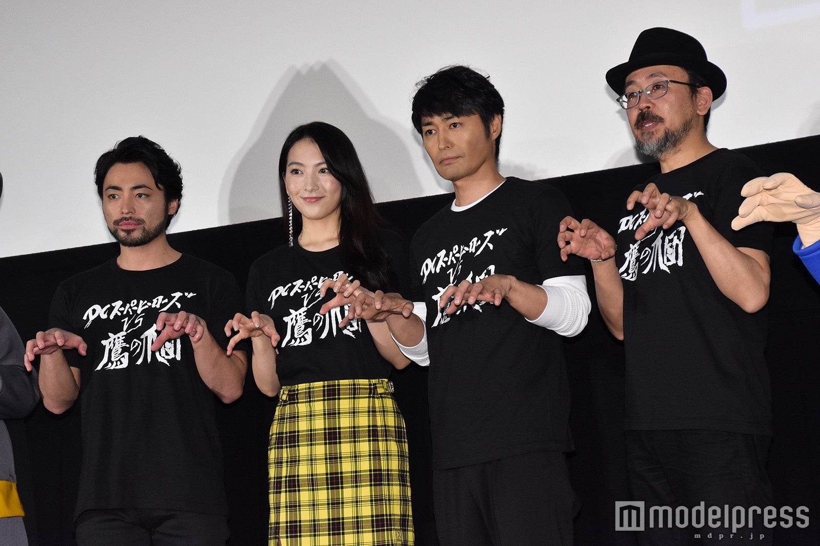 （左から）山田孝之、知英、安田顕、FROGMAN監督 （C）モデルプレス