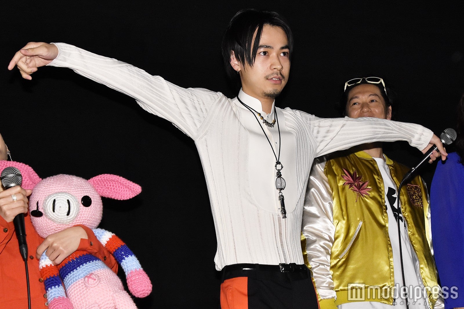 成田凌「羽生結弦です」華麗なポーズ決める＜ニワトリ★スター＞