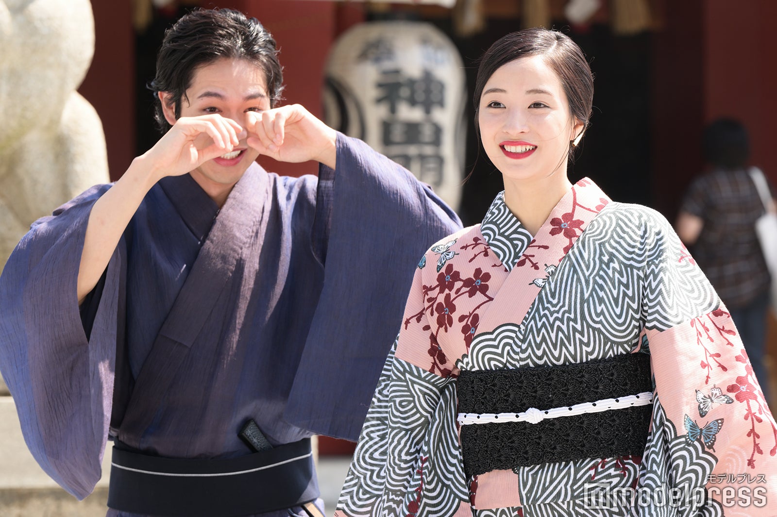 まぶしさに耐えられない松下洸平、まぶしさが平気な広瀬すず（C）モデルプレス