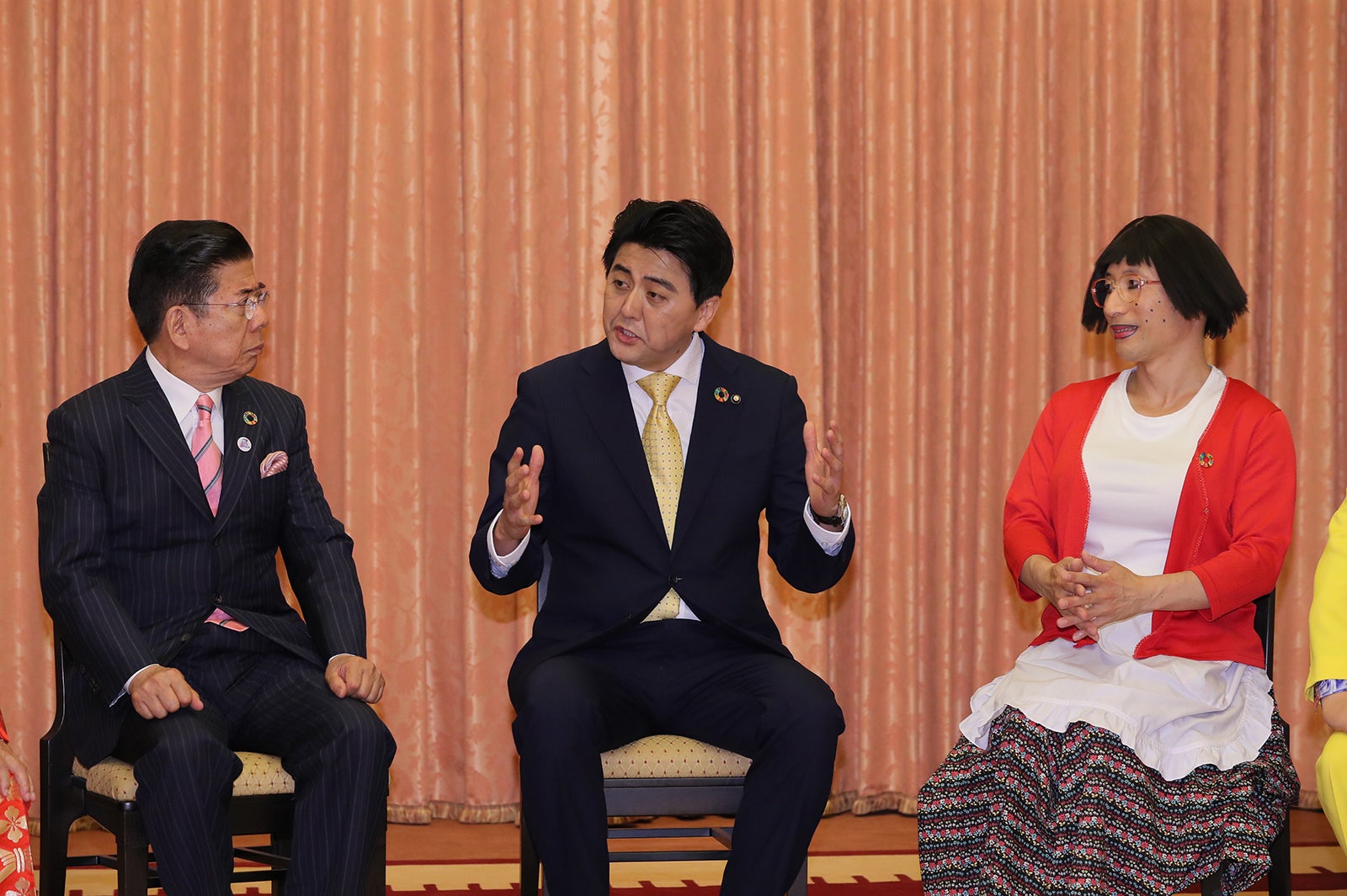 安倍晋三首相のマネをする佐竹正史（中央）（提供写真） 