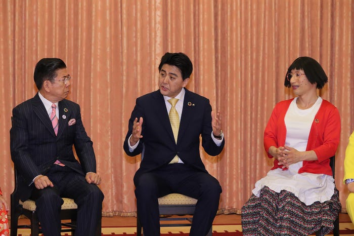 安倍晋三首相のマネをする佐竹正史(中央)(提供写真)