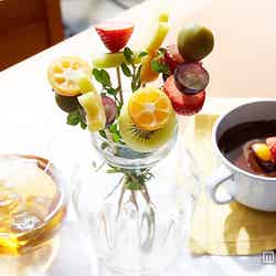 キウイ、金柑、ぶどう、いちごなどのフルーツブーケをチョコレートソースにつけて食べる「フルーツブーケのCHOYAチョコフォンデュ」￥1，000（税抜）