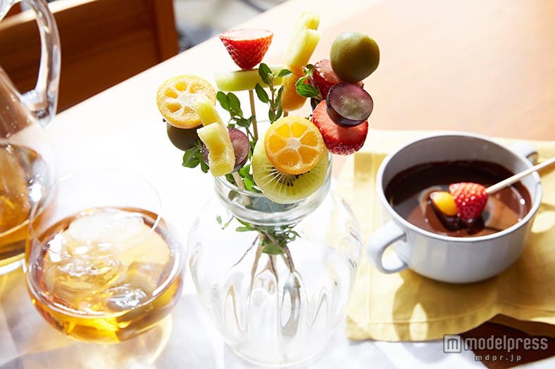 キウイ、金柑、ぶどう、いちごなどのフルーツブーケをチョコレートソースにつけて食べる「フルーツブーケのCHOYAチョコフォンデュ」¥1,000(税抜)