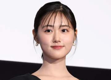 「顔小さすぎひん？」「シンプルだけど絵になりすぎ」原菜乃華 聖地巡礼姿に反響「ほんとうに楽しそう」