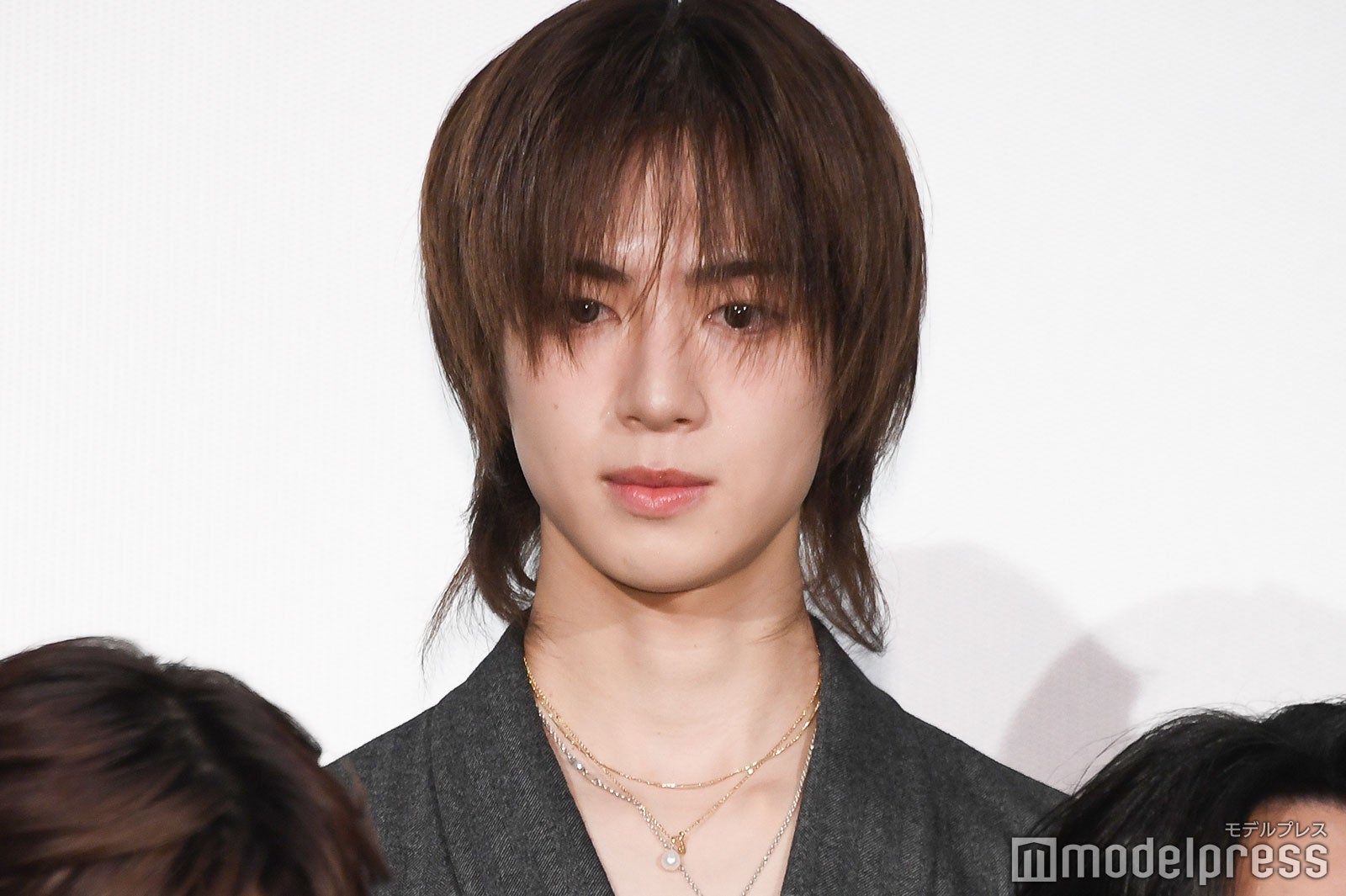 2テラバイトの携帯電話を使用する佐野雄大（C）モデルプレス