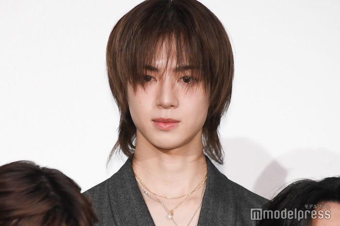 2テラバイトの携帯電話を使用する佐野雄大(C)モデルプレス