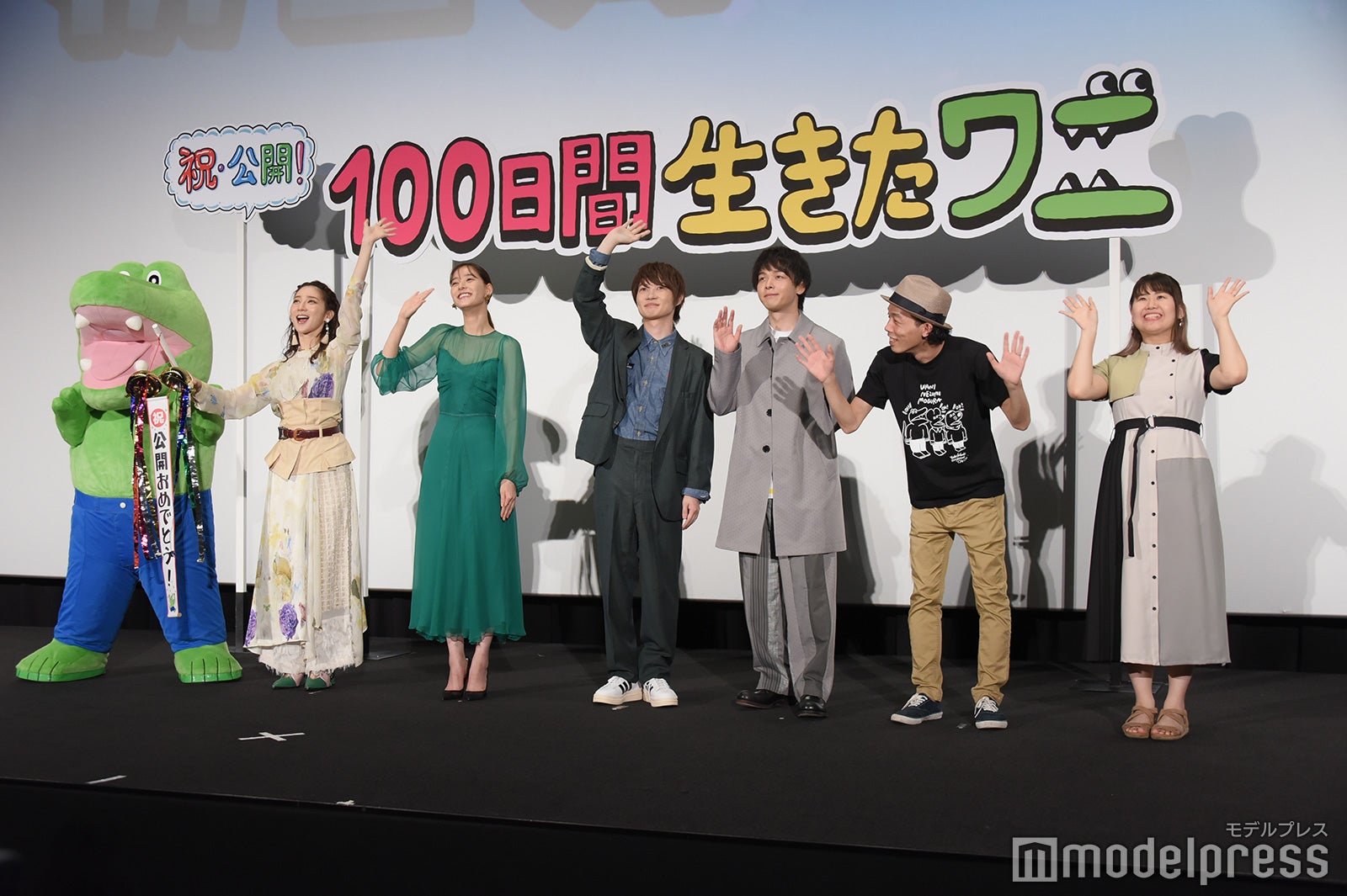 （左から）ワニ、ファーストサマーウイカ、新木優子、神木隆之介、中村倫也、上田慎一郎監督、ふくだみゆき監督（C）モデルプレス