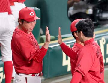 広島・新井監督「当たり前のことだけど」 四回、落球時の中村奨成の三塁進塁を評価「隙を見せない」決勝点につながる