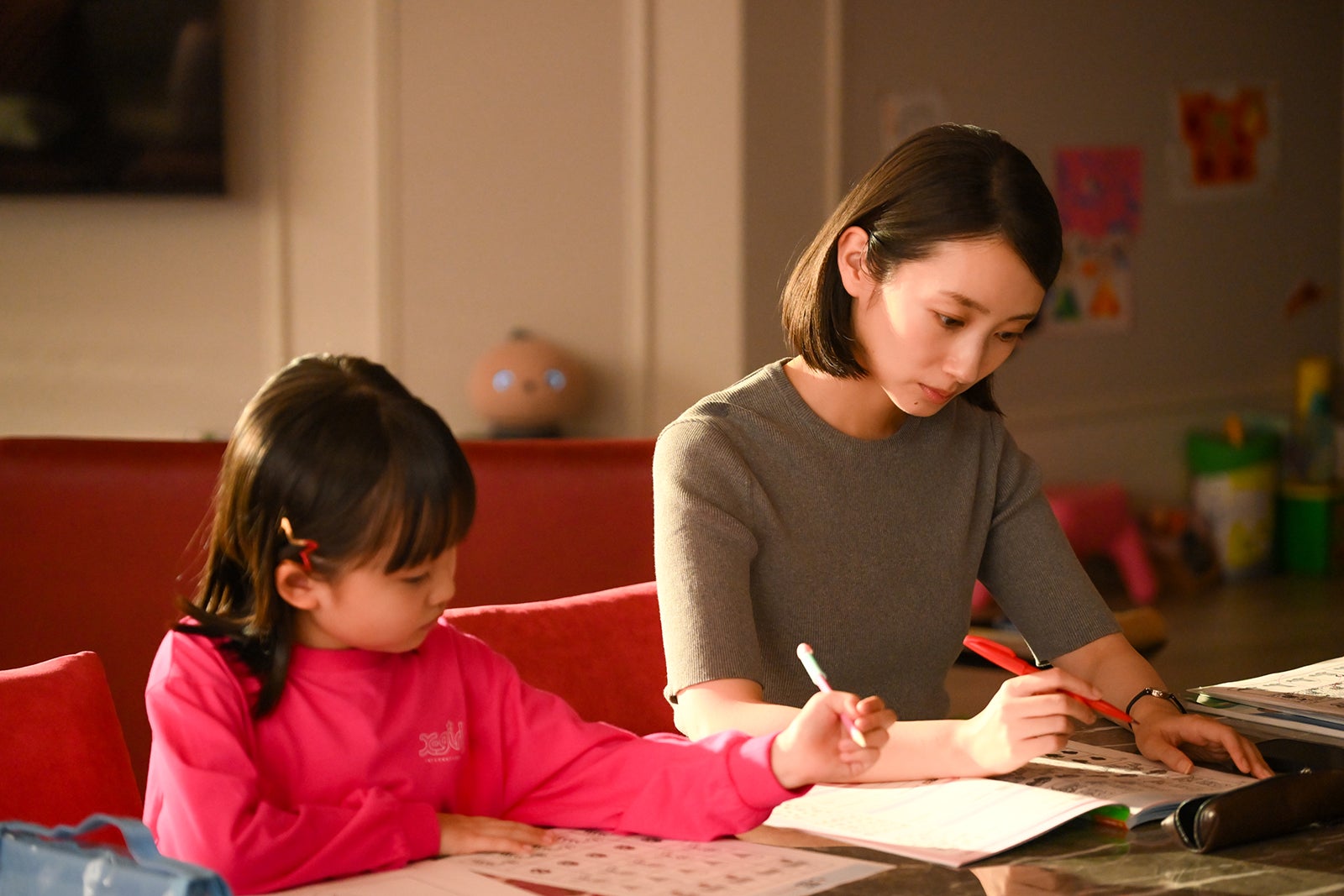 池村碧彩、波瑠「フェイクマミー」第1話（C）TBS