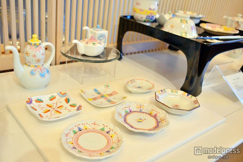 優しい色合いと可愛らしい絵付けが人気の「銀舟窯」の食器／画像提供：今井金箔