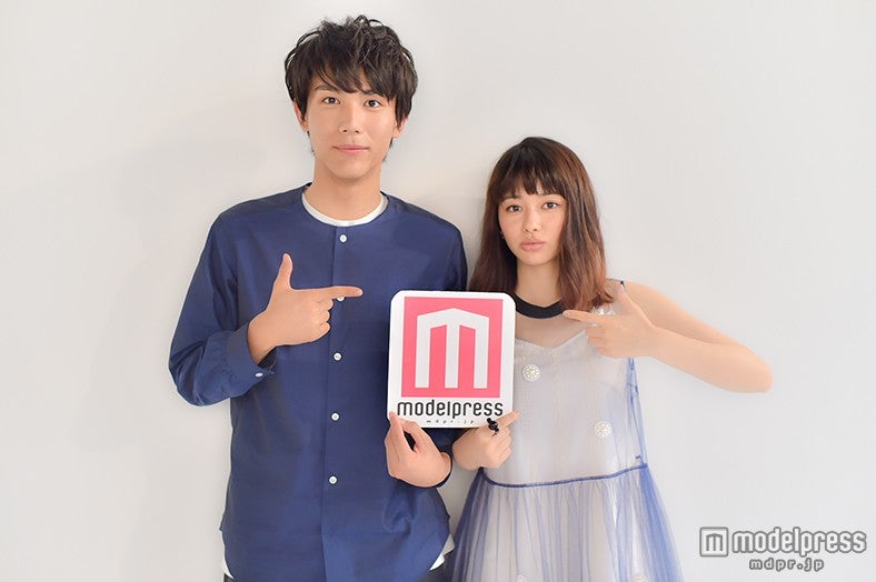 モデルプレスのインタビューに応じた中川大志、山本舞香