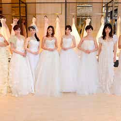 厳選されたウエディングドレスに身を包んだ（左から）シシド・カフカ、ともさかりえ、篠原ともえ、沢尻エリカ、倉科カナ、鈴木ちなみ、市川実和子、小島聖