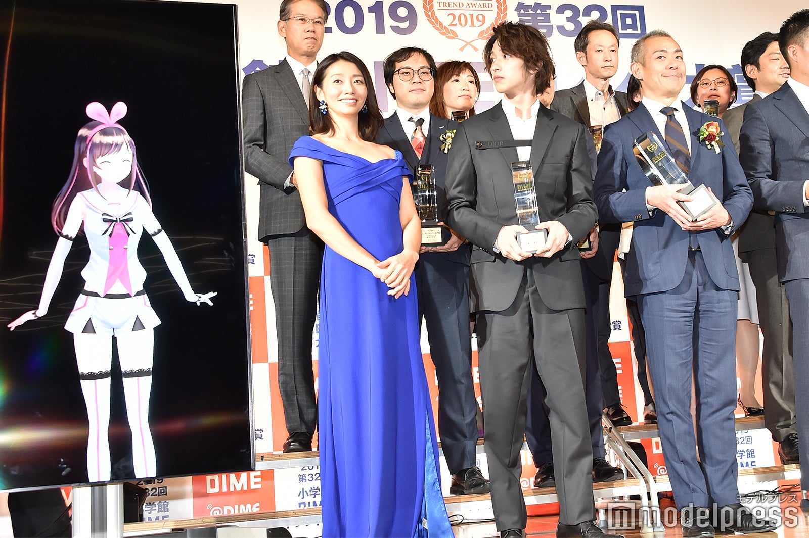 キズナアイの声がどこから聞こえるのか不思議そうに探す横浜流星（C）モデルプレス