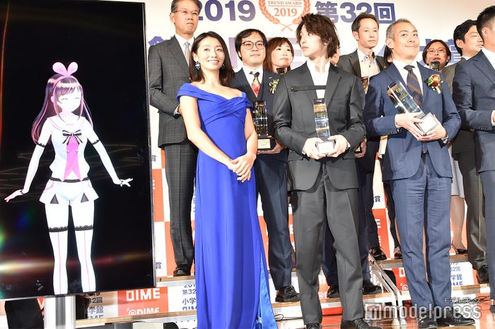 キズナアイの声がどこから聞こえるのか不思議そうに探す横浜流星(C)モデルプレス