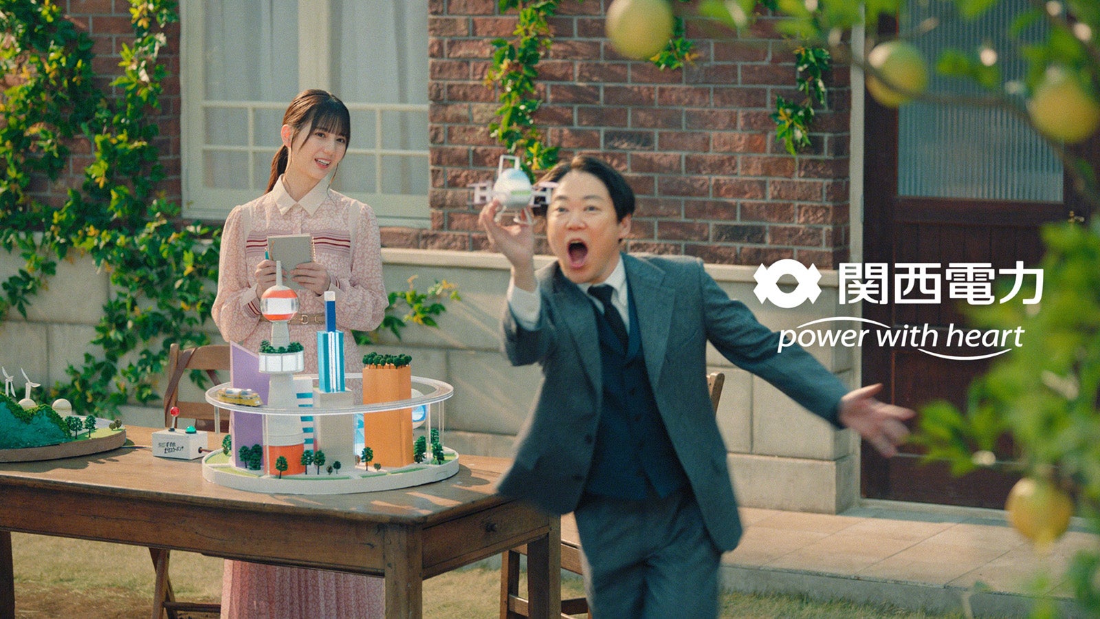 小坂菜緒、阿部サダヲ／新CM『すすめ、ゼロカーボン！』篇より （提供写真）