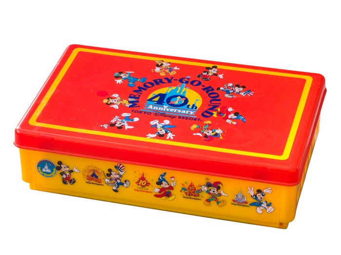 スーベニアランチボックス/対象のメニューにスーベニアランチボックスを付けることができる(プラス¥1,200)(C)Disney