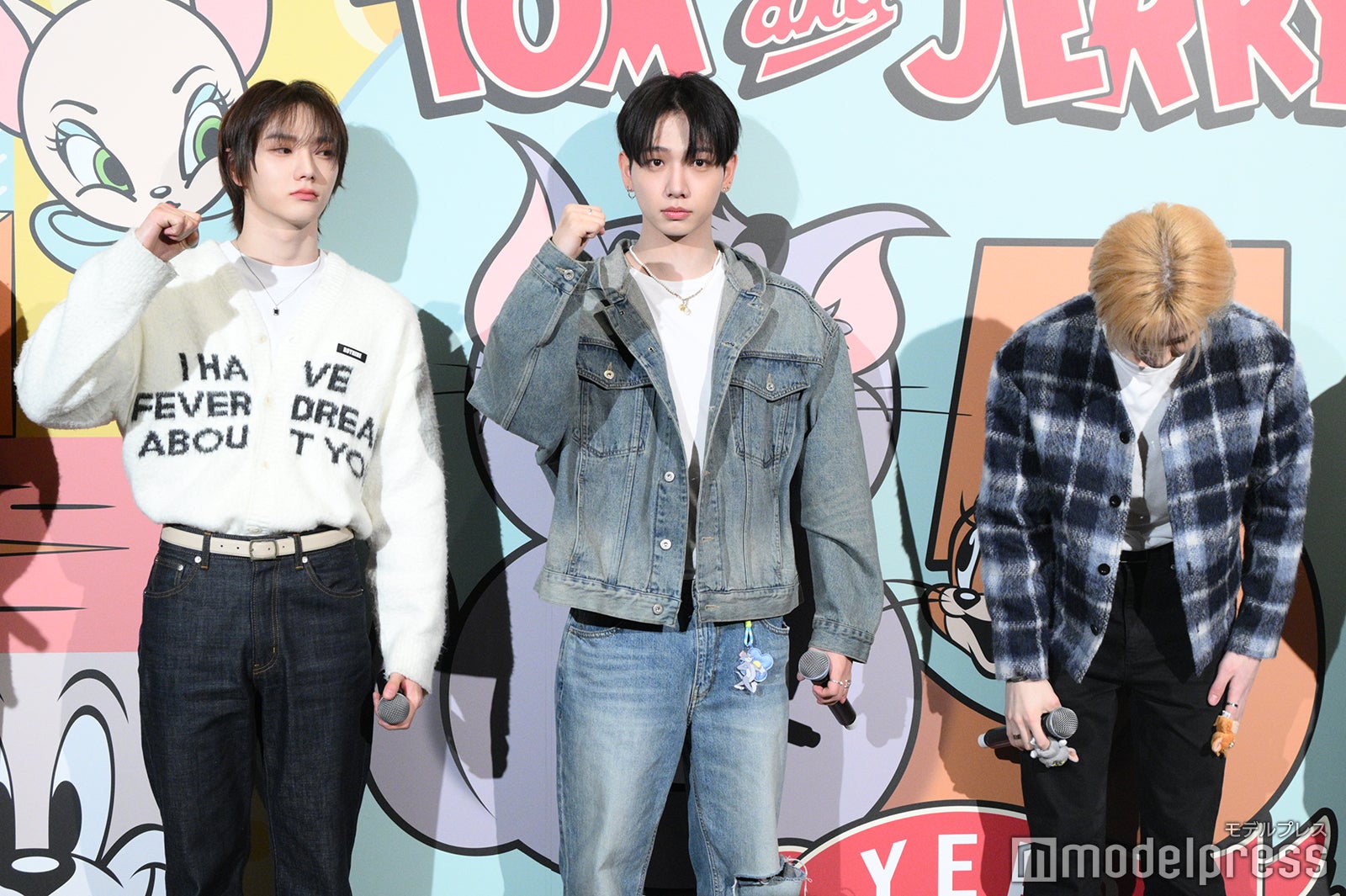 ファイティングポーズをするSUNGHO（ソンホ）、JAEHYUN（ジェヒョン）、コメントしてお辞儀するLEEHAN（イハン）（C）モデルプレス