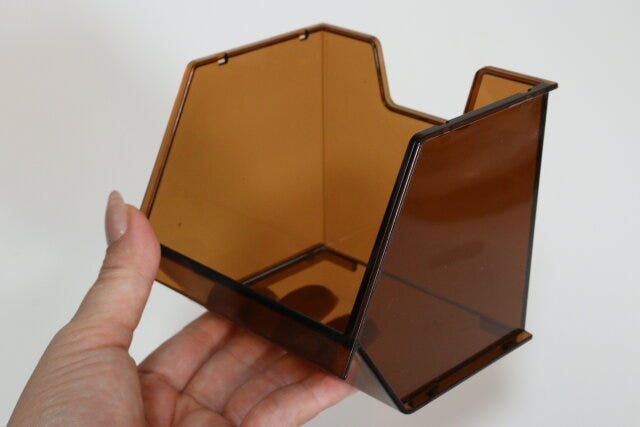 アメニティーラック（アンバー）　デザイン