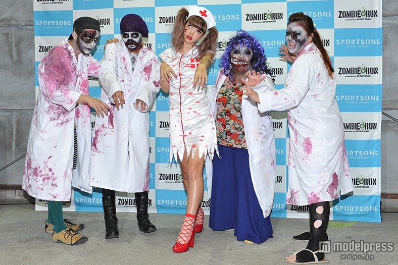 藤田ニコル（中央）