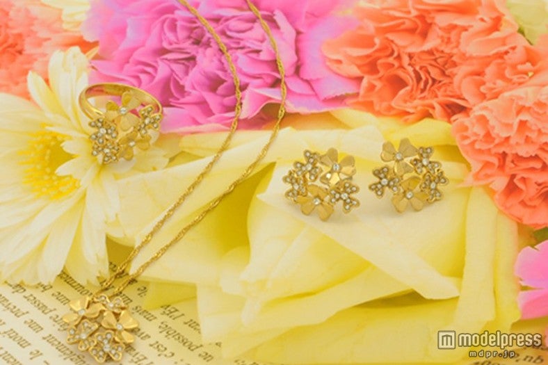 ネックレス・ピアスが各16,000円（税抜き）、リング15,000円（税抜き）