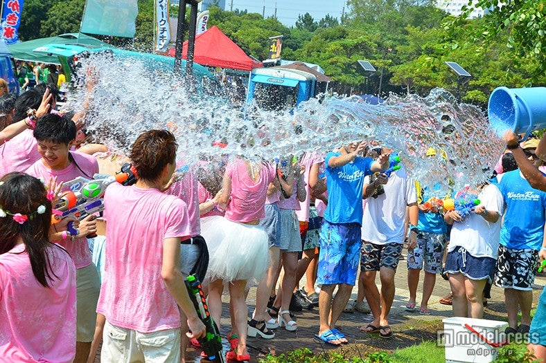 バケツで水かけ