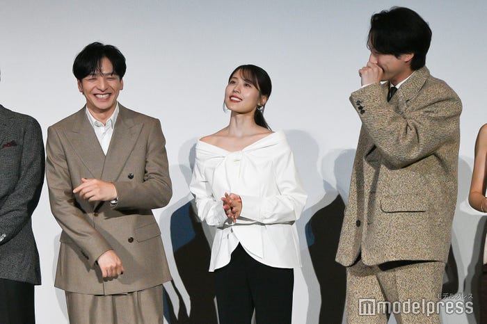 笑い合う生田斗真、有村架純、坂口健太郎(C)モデルプレス