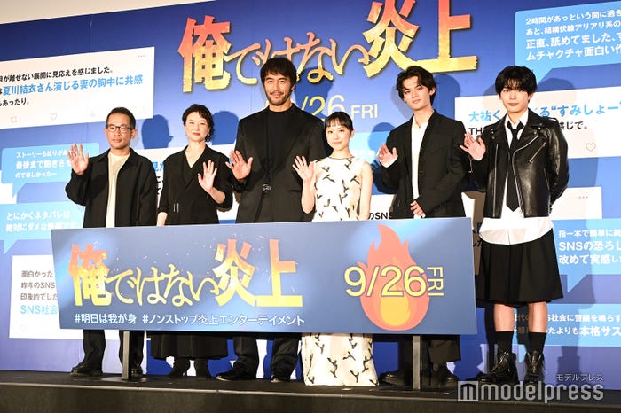 (左から)山田篤宏監督、夏川結衣、阿部寛、芦田愛菜、藤原大祐、長尾謙杜(C)モデルプレス