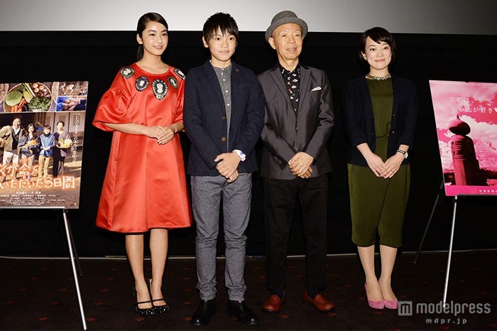 (左から)平祐奈、若山耀人、坂田利夫、工藤里紗監督